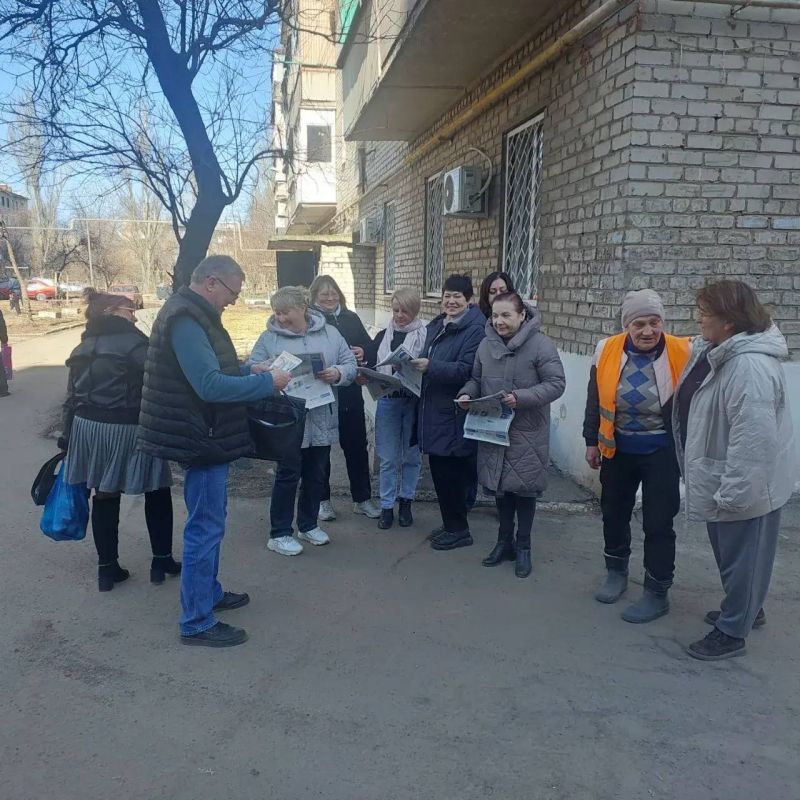 24 марта 2026 года депутаты Ясиноватского муниципального совета от фракции «Единая Россия» - Владимир Сергиенко, Сергей Куксенко и Елена Алипа провели встречи с жителями округа, обсудив предстоящие выборы в Государственную... 24 марта 2026 года депутаты Ясиноватского муниципального совета от фракции «Единая Россия» - Владимир Сергиенко, Сергей Куксенко и Елена Алипа провели встречи с жителями округа, обсудив предстоящие выборы в Государственную...