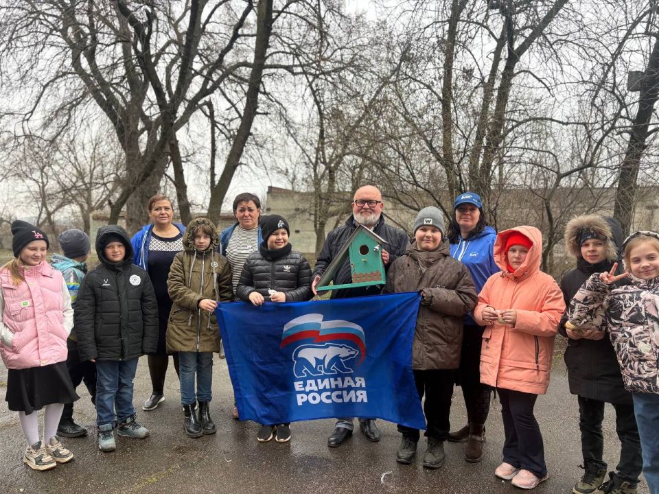 Акция «Птицы весной», проведенная в рамках партийного проекта «Защита животного мира» стала важным событием для учеников ГБОУ «Школа № 25 г.о. Донецк». Они не только повесили скворечники, но и насыпали корм для птиц Акция «Птицы весной», проведенная в рамках партийного проекта «Защита животного мира» стала важным событием для учеников ГБОУ «Школа № 25 г.о. Донецк». Они не только повесили скворечники, но и насыпали корм для птиц