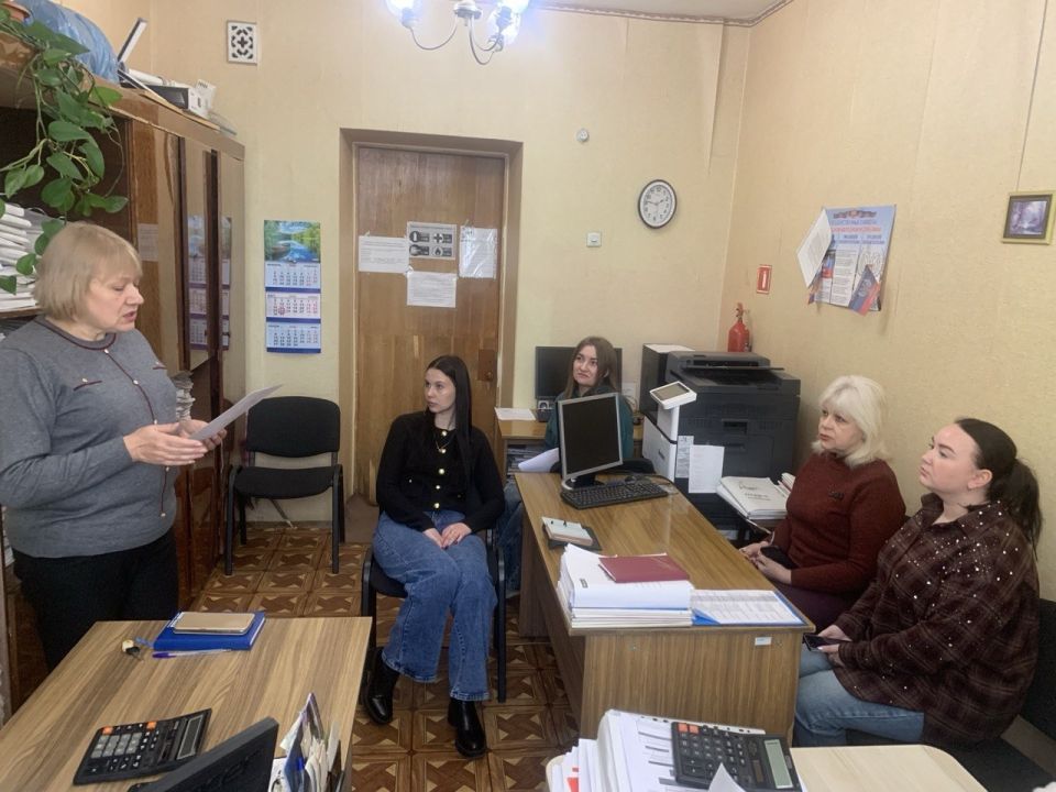 24 марта управляющий делами администрации городского округа Торез Наталья Бекетова провела встречу с трудовым коллективом Отдела статистики в г. Торезе 24 марта управляющий делами администрации городского округа Торез Наталья Бекетова провела встречу с трудовым коллективом Отдела статистики в г. Торезе