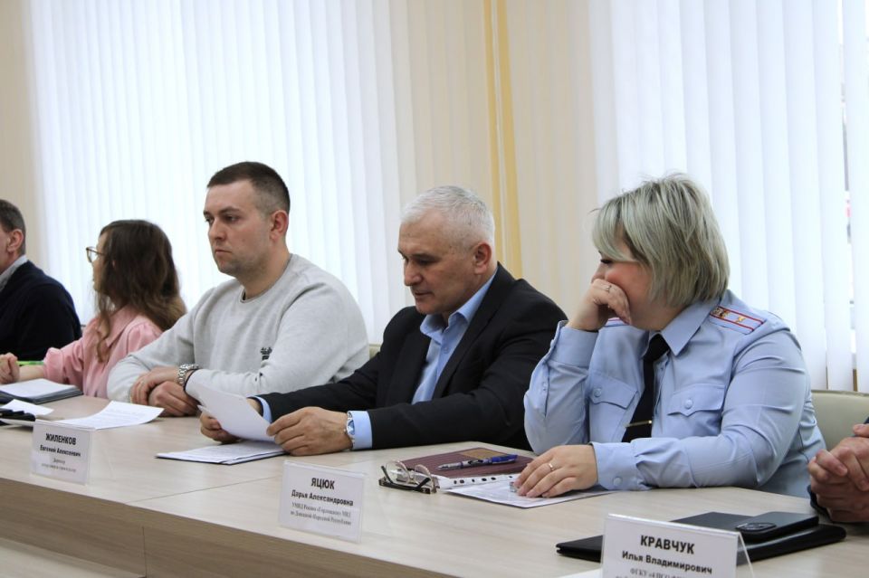 Иван Приходько: Сегодня провел аппаратное совещание администрации городского округа Горловка Донецкой Народной Республики, в котором приняли участие руководители структурных подразделений администрации, представители силовых... Иван Приходько: Сегодня провел аппаратное совещание администрации городского округа Горловка Донецкой Народной Республики, в котором приняли участие руководители структурных подразделений администрации, представители силовых...