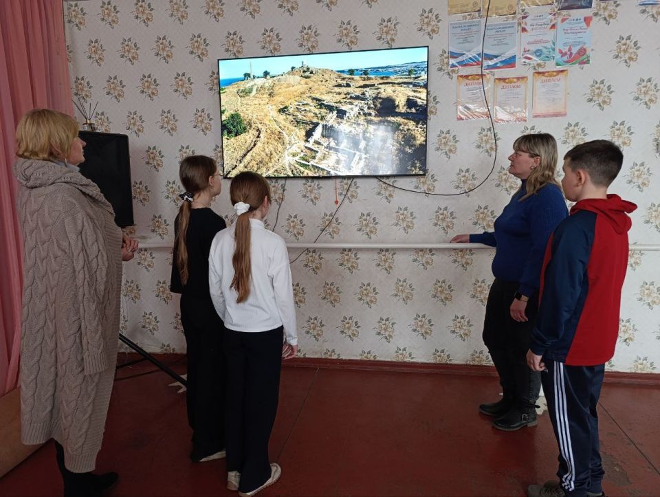 В Снежном провели познавательные встречи и концерты для жителей В Снежном провели познавательные встречи и концерты для жителей