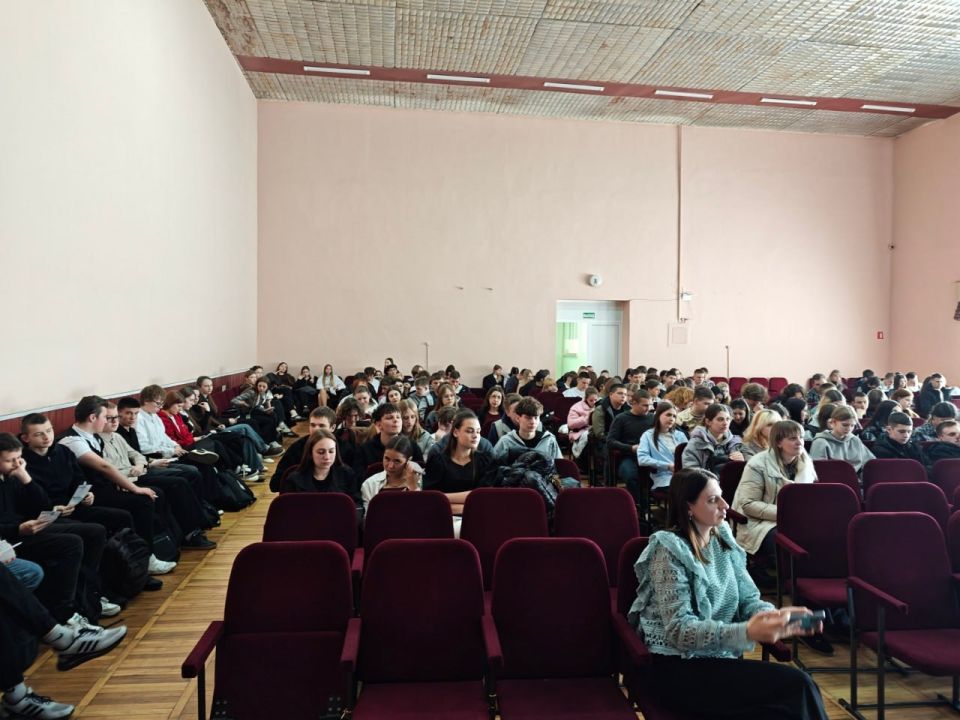 Представители Донецкого института железнодорожного транспорта посетили городской округ Снежное с важной миссией — помочь будущим абитуриентам сделать осознанный выбор профессии Представители Донецкого института железнодорожного транспорта посетили городской округ Снежное с важной миссией — помочь будущим абитуриентам сделать осознанный выбор профессии