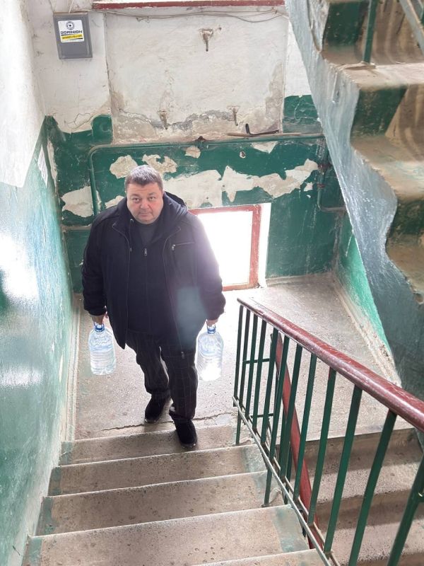 Роман Конев: 24 марта 2026 года депутаты Горловского городского совета от «Единой России» — Александр Кунов, Максим Лебедев, Даниил Карабаев, Эдуард Полепкин, Игорь Толкачёв — посетили места подвоза воды и осуществили... Роман Конев: 24 марта 2026 года депутаты Горловского городского совета от «Единой России» — Александр Кунов, Максим Лебедев, Даниил Карабаев, Эдуард Полепкин, Игорь Толкачёв — посетили места подвоза воды и осуществили...