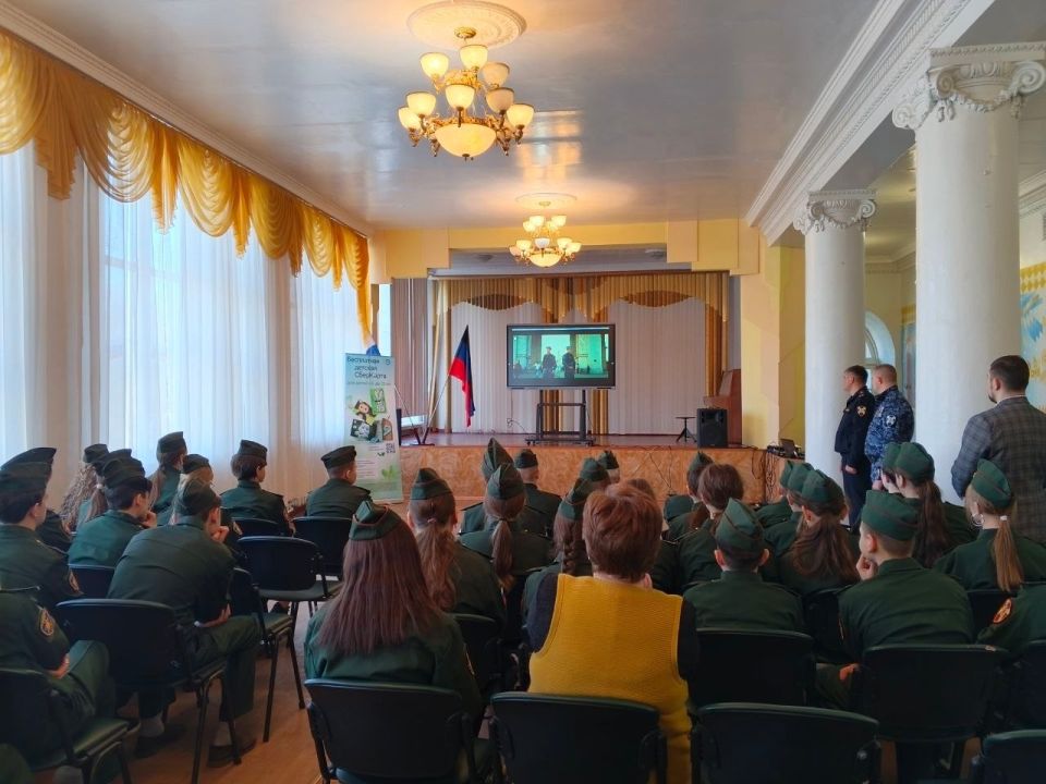 Сотрудники Росгвардии рассказали гвардейцам Ждановки о специфике своей работы Сотрудники Росгвардии рассказали гвардейцам Ждановки о специфике своей работы