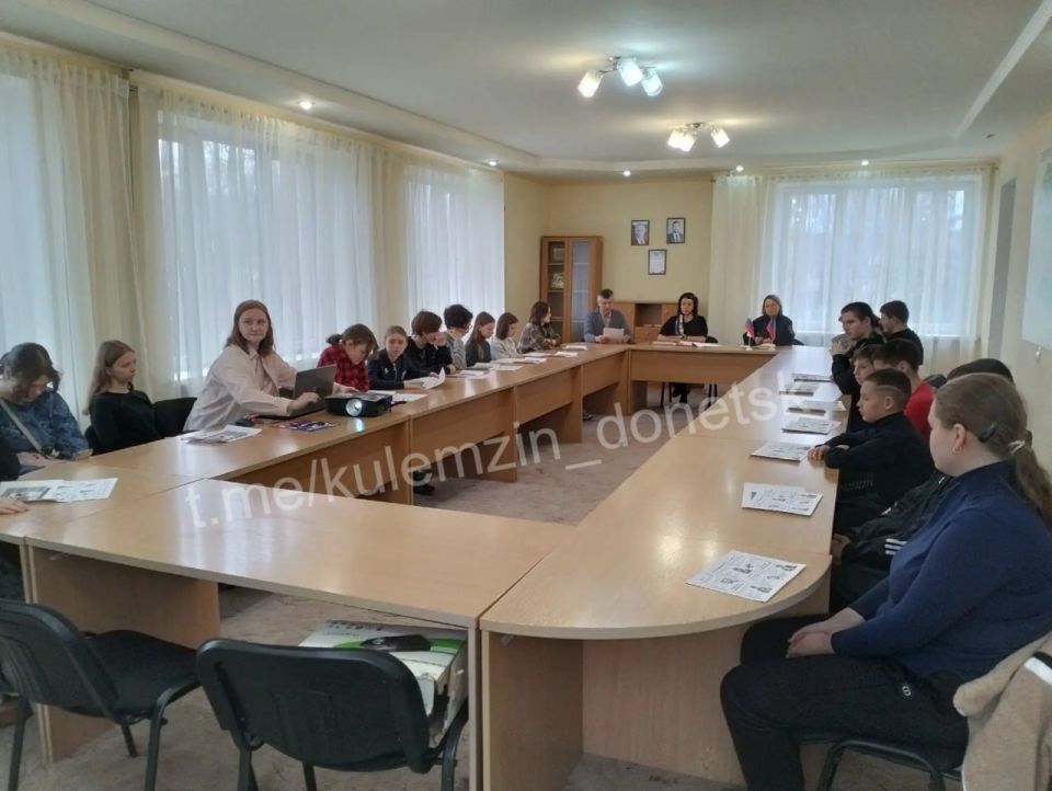 Специалисты управления опеки и попечительства администрации г.о. Донецк совместно с коллегами из подразделения по делам несовершеннолетних ОП № 8 УМВД России «Донецкое» провели важную встречу с детьми-сиротами и ребятами... Специалисты управления опеки и попечительства администрации г.о. Донецк совместно с коллегами из подразделения по делам несовершеннолетних ОП № 8 УМВД России «Донецкое» провели важную встречу с детьми-сиротами и ребятами...