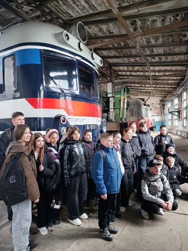 20 марта 2026 года воспитанники кружка "Юный железнодорожник" МБУДО «Харцызская Станция юных техников» посетили экскурсию в локомотивном депо Иловайск ФГУП «ЖДН» 20 марта 2026 года воспитанники кружка "Юный железнодорожник" МБУДО «Харцызская Станция юных техников» посетили экскурсию в локомотивном депо Иловайск ФГУП «ЖДН»
