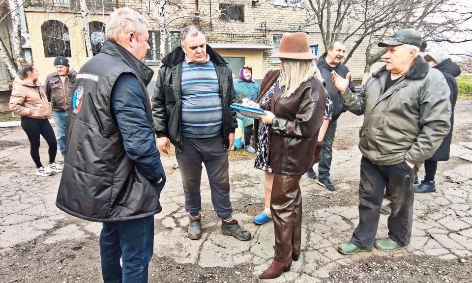 Встреча с жильцами: реализация партийного проекта «Управдом» в Торезе Встреча с жильцами: реализация партийного проекта «Управдом» в Торезе