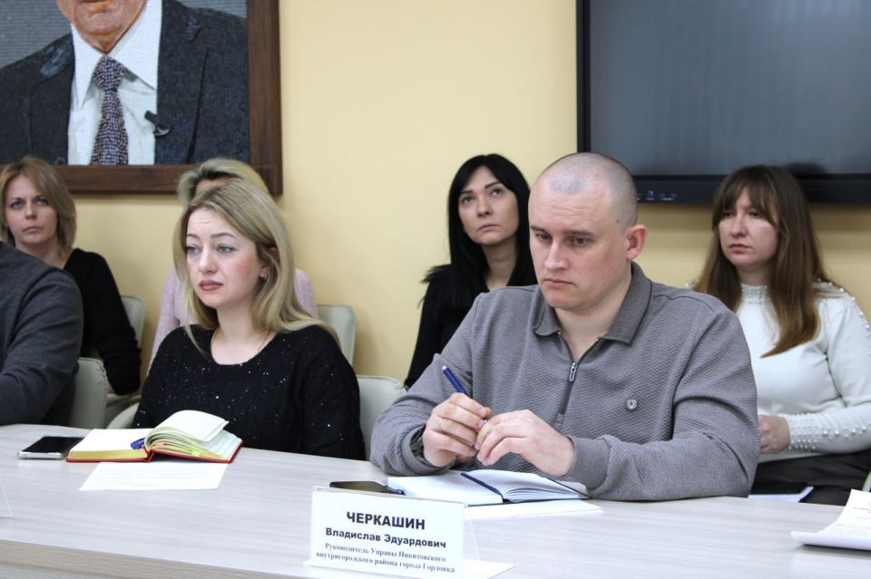 Иван Приходько: Сегодня провел аппаратное совещание администрации городского округа Горловка Донецкой Народной Республики, в котором приняли участие руководители структурных подразделений администрации, представители силовых... Иван Приходько: Сегодня провел аппаратное совещание администрации городского округа Горловка Донецкой Народной Республики, в котором приняли участие руководители структурных подразделений администрации, представители силовых...