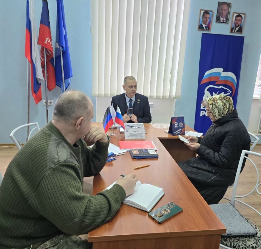 Дмитрий Огилец: Сегодня провёл приём граждан в общественной приёмной «Единой России» на своём округе, городе Харцызске Дмитрий Огилец: Сегодня провёл приём граждан в общественной приёмной «Единой России» на своём округе, городе Харцызске