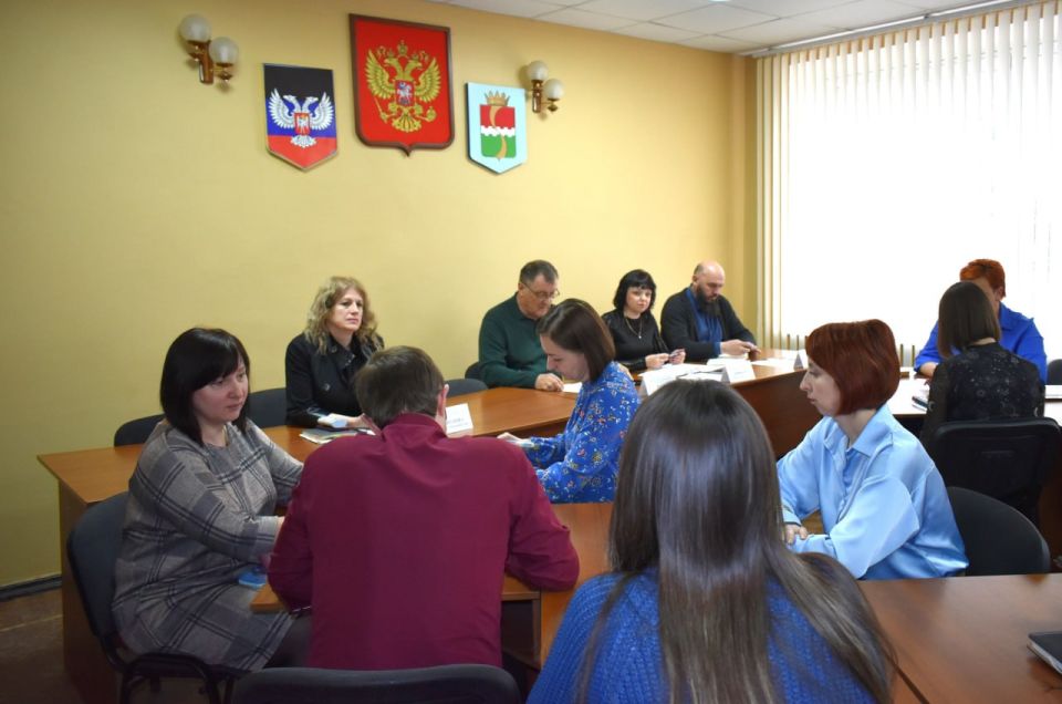 В администрации Амвросиевского муниципального округа состоялось очередное еженедельное аппаратное совещание с начальниками управлений, отделов, секторов и руководителями муниципальных учреждений В администрации Амвросиевского муниципального округа состоялось очередное еженедельное аппаратное совещание с начальниками управлений, отделов, секторов и руководителями муниципальных учреждений