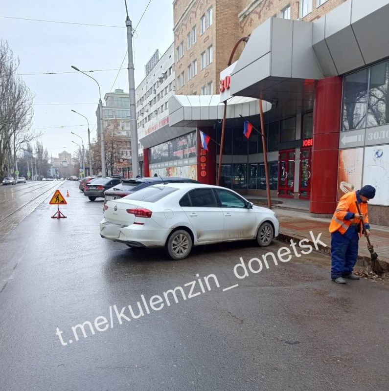 Сотрудники муниципального предприятия «Дорожное ремонтно-строительное управление» продолжают ремонтные работы во всех районах Донецка Сотрудники муниципального предприятия «Дорожное ремонтно-строительное управление» продолжают ремонтные работы во всех районах Донецка
