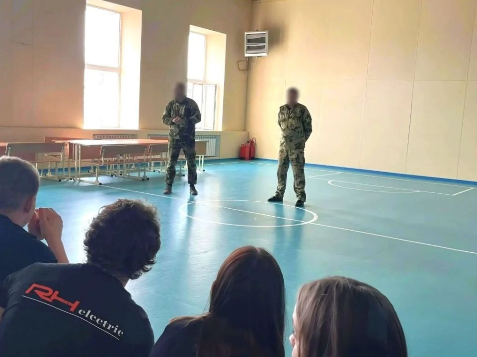 В Старобешевской школе № 1 провели «Урок мужества» с бойцами Росгвардии В Старобешевской школе № 1 провели «Урок мужества» с бойцами Росгвардии