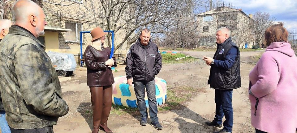 Встреча с жильцами: реализация партийного проекта «Управдом» в Торезе Встреча с жильцами: реализация партийного проекта «Управдом» в Торезе