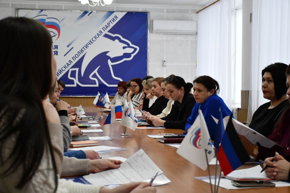 Сегодня, глава муниципального образования городского округа Дебальцево, секретарь местного отделения Всероссийской политической партии «Единая Россия», Сергей Желновач провел встречу с секретарями первичных отделений Единой... Сегодня, глава муниципального образования городского округа Дебальцево, секретарь местного отделения Всероссийской политической партии «Единая Россия», Сергей Желновач провел встречу с секретарями первичных отделений Единой...