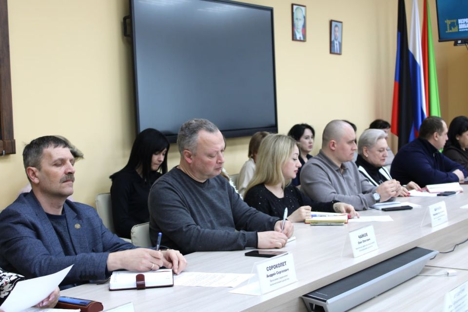 Иван Приходько: Сегодня провел аппаратное совещание администрации городского округа Горловка Донецкой Народной Республики, в котором приняли участие руководители структурных подразделений администрации, представители силовых... Иван Приходько: Сегодня провел аппаратное совещание администрации городского округа Горловка Донецкой Народной Республики, в котором приняли участие руководители структурных подразделений администрации, представители силовых...