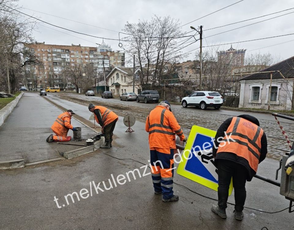 Сотрудники муниципального предприятия «Дорожное ремонтно-строительное управление» продолжают ремонтные работы во всех районах Донецка Сотрудники муниципального предприятия «Дорожное ремонтно-строительное управление» продолжают ремонтные работы во всех районах Донецка
