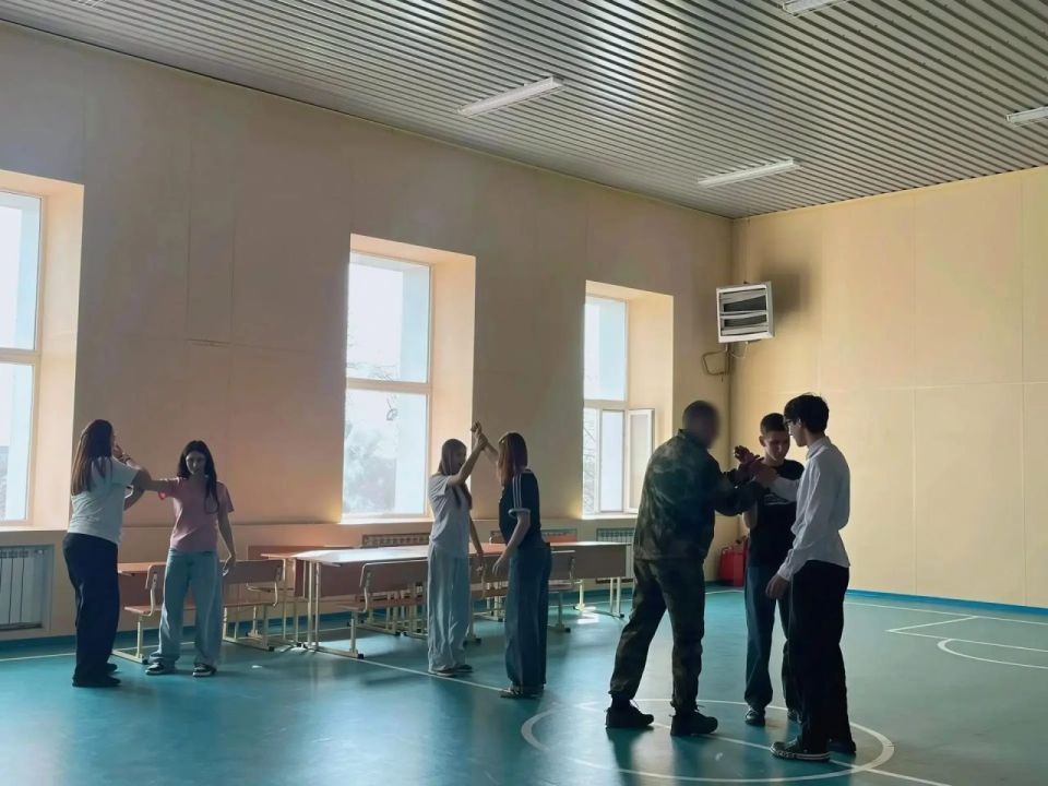 В Старобешевской школе № 1 провели «Урок мужества» с бойцами Росгвардии В Старобешевской школе № 1 провели «Урок мужества» с бойцами Росгвардии