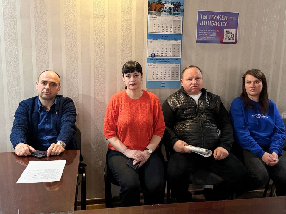 Глава муниципального образования городской округ Торез, Секретарь Торезского местного отделения Партии «ЕДИНАЯ РОССИЯ» Артём Чесноков совместно с Председателем Торезского городского совета Александром Казмерчуком, а также... Глава муниципального образования городской округ Торез, Секретарь Торезского местного отделения Партии «ЕДИНАЯ РОССИЯ» Артём Чесноков совместно с Председателем Торезского городского совета Александром Казмерчуком, а также...