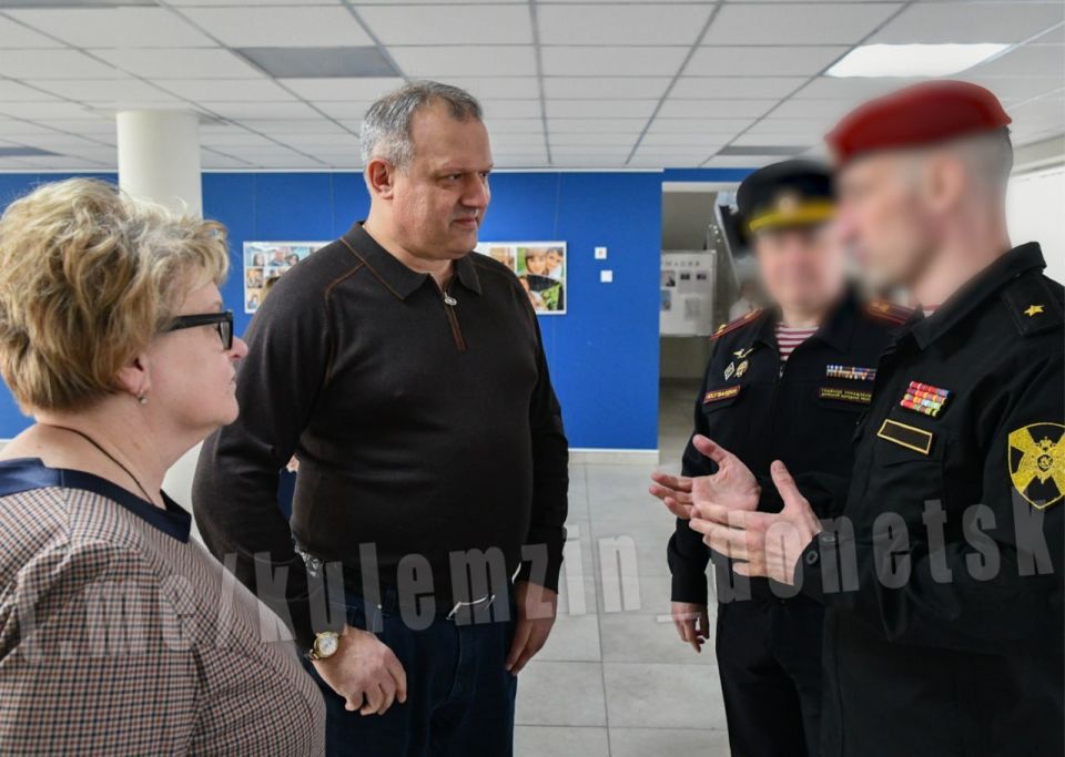 Алексей Кулемзин: В преддверии Дня войск национальной гвардии Российской Федерации, совместно с начальником Главного управления Росгвардии по ДНР провел «Урок Мужества» для учащихся многопрофильного лицея № 5 им. Н. П. Бойко Алексей Кулемзин: В преддверии Дня войск национальной гвардии Российской Федерации, совместно с начальником Главного управления Росгвардии по ДНР провел «Урок Мужества» для учащихся многопрофильного лицея № 5 им. Н. П. Бойко