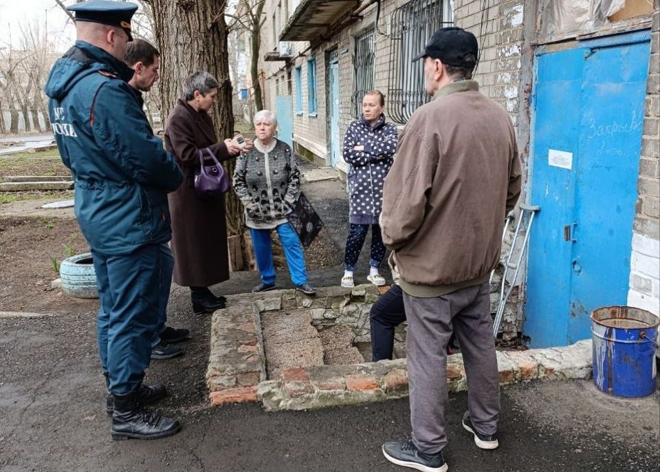 Иван Адамец: Заместитель руководителя управы Куйбышевского района Елена Строганова и депутат Донецкого городского совета Дмитрий Пефтеев провели встречу с жителями дома № 16а по улице Бакинских комиссаров Иван Адамец: Заместитель руководителя управы Куйбышевского района Елена Строганова и депутат Донецкого городского совета Дмитрий Пефтеев провели встречу с жителями дома № 16а по улице Бакинских комиссаров
