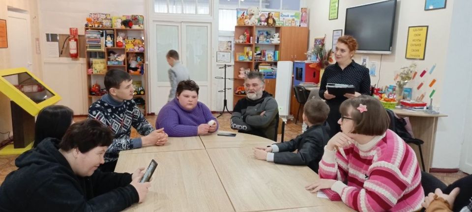 По партийному проекту «Крепкая семья», на базе ГБУ «Центр социальной реабилитации инвалидов и детей инвалидов г. Дебальцево» специалисты отдела по работе с семьей с детьми филиала № 29 «Республиканского центра по... По партийному проекту «Крепкая семья», на базе ГБУ «Центр социальной реабилитации инвалидов и детей инвалидов г. Дебальцево» специалисты отдела по работе с семьей с детьми филиала № 29 «Республиканского центра по...