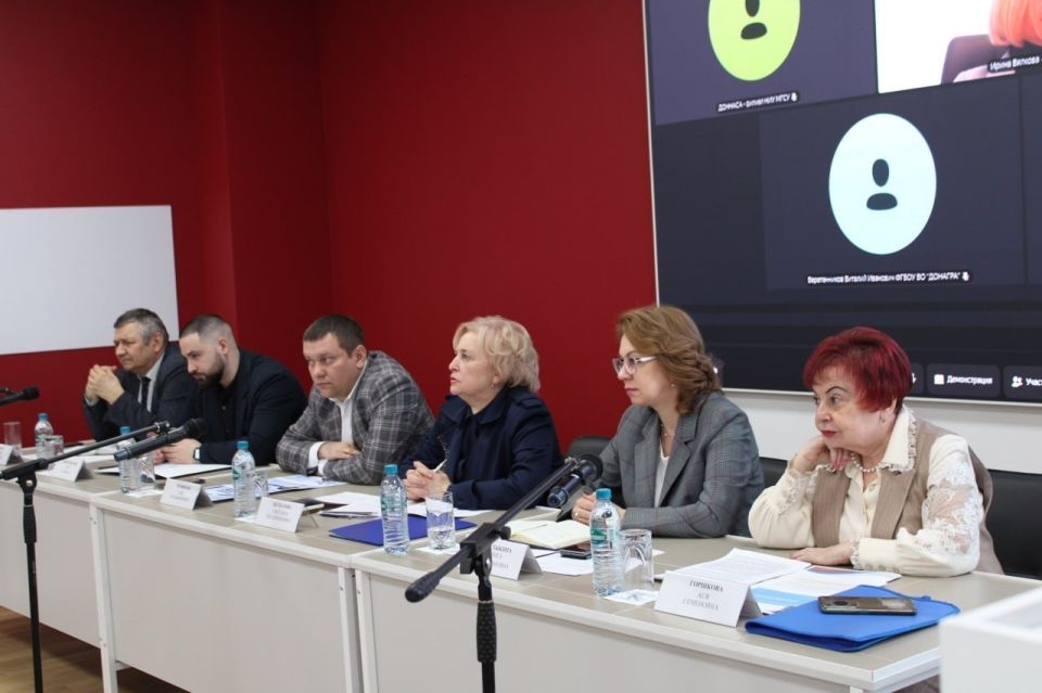 Вице-премьер Лариса Толстыкина приняла участие в очередном заседании Совета ректоров вузов ДНР Вице-премьер Лариса Толстыкина приняла участие в очередном заседании Совета ректоров вузов ДНР