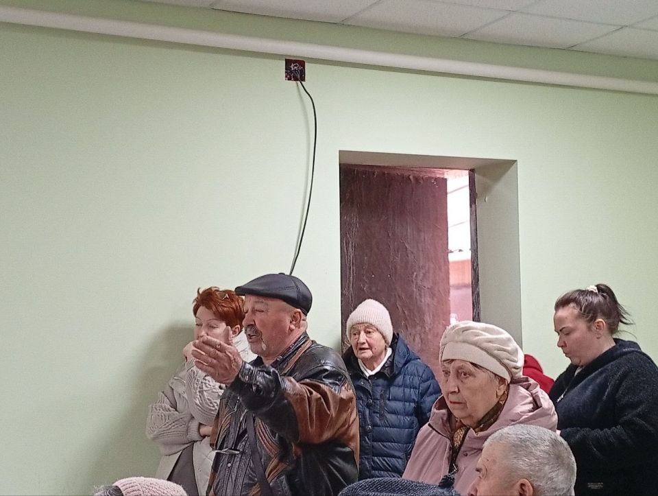 Александр Пеняев: Очередной сход в поселке Красный Партизан провел вместе с депутатом Народного Совета ДНР Сергеем Дмитриевым и председателем Ясиноватского муниципального совета Анной Бондарь Александр Пеняев: Очередной сход в поселке Красный Партизан провел вместе с депутатом Народного Совета ДНР Сергеем Дмитриевым и председателем Ясиноватского муниципального совета Анной Бондарь
