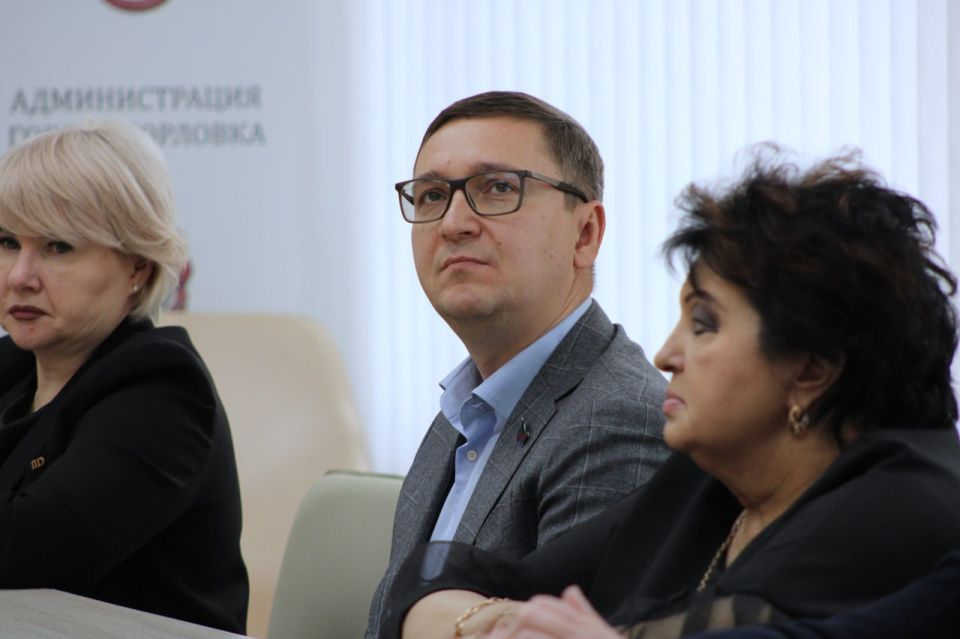 Иван Приходько: Сегодня провел аппаратное совещание администрации городского округа Горловка Донецкой Народной Республики, в котором приняли участие руководители структурных подразделений администрации, представители силовых... Иван Приходько: Сегодня провел аппаратное совещание администрации городского округа Горловка Донецкой Народной Республики, в котором приняли участие руководители структурных подразделений администрации, представители силовых...