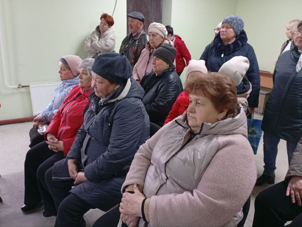 Александр Пеняев: Очередной сход в поселке Красный Партизан провел вместе с депутатом Народного Совета ДНР Сергеем Дмитриевым и председателем Ясиноватского муниципального совета Анной Бондарь Александр Пеняев: Очередной сход в поселке Красный Партизан провел вместе с депутатом Народного Совета ДНР Сергеем Дмитриевым и председателем Ясиноватского муниципального совета Анной Бондарь