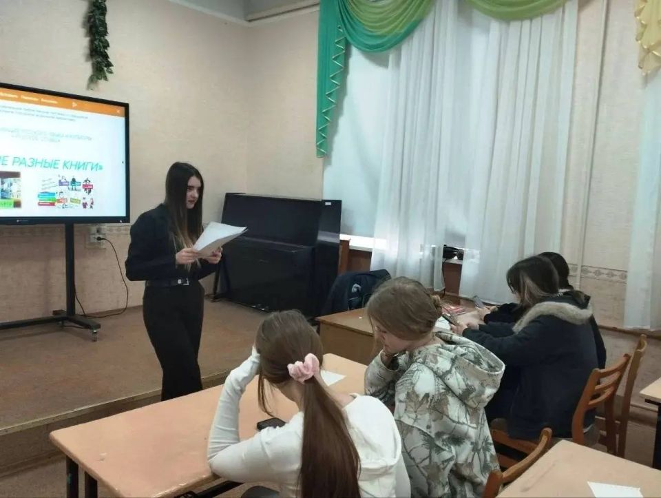 24 марта сотрудники читального зала центральной городской библиотеки провели увлекательную познавательную викторину «Такие разные книги», со старшеклассниками в СШ №1, пригласив их в увлекательное путешествие по страницам... 24 марта сотрудники читального зала центральной городской библиотеки провели увлекательную познавательную викторину «Такие разные книги», со старшеклассниками в СШ №1, пригласив их в увлекательное путешествие по страницам...