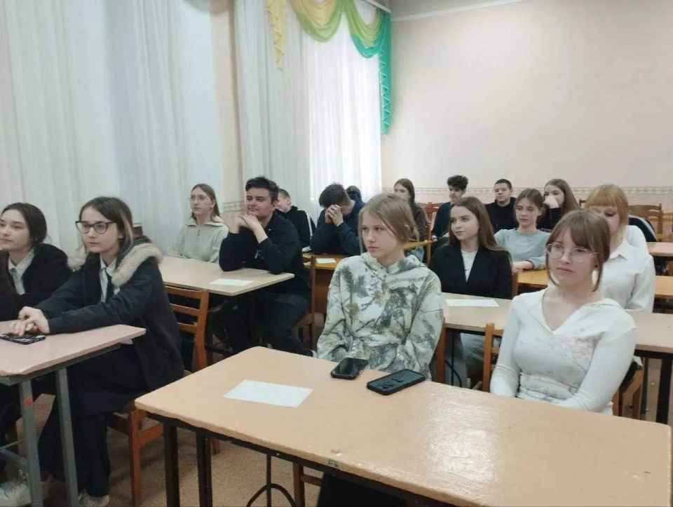 24 марта сотрудники читального зала центральной городской библиотеки провели увлекательную познавательную викторину «Такие разные книги», со старшеклассниками в СШ №1, пригласив их в увлекательное путешествие по страницам... 24 марта сотрудники читального зала центральной городской библиотеки провели увлекательную познавательную викторину «Такие разные книги», со старшеклассниками в СШ №1, пригласив их в увлекательное путешествие по страницам...