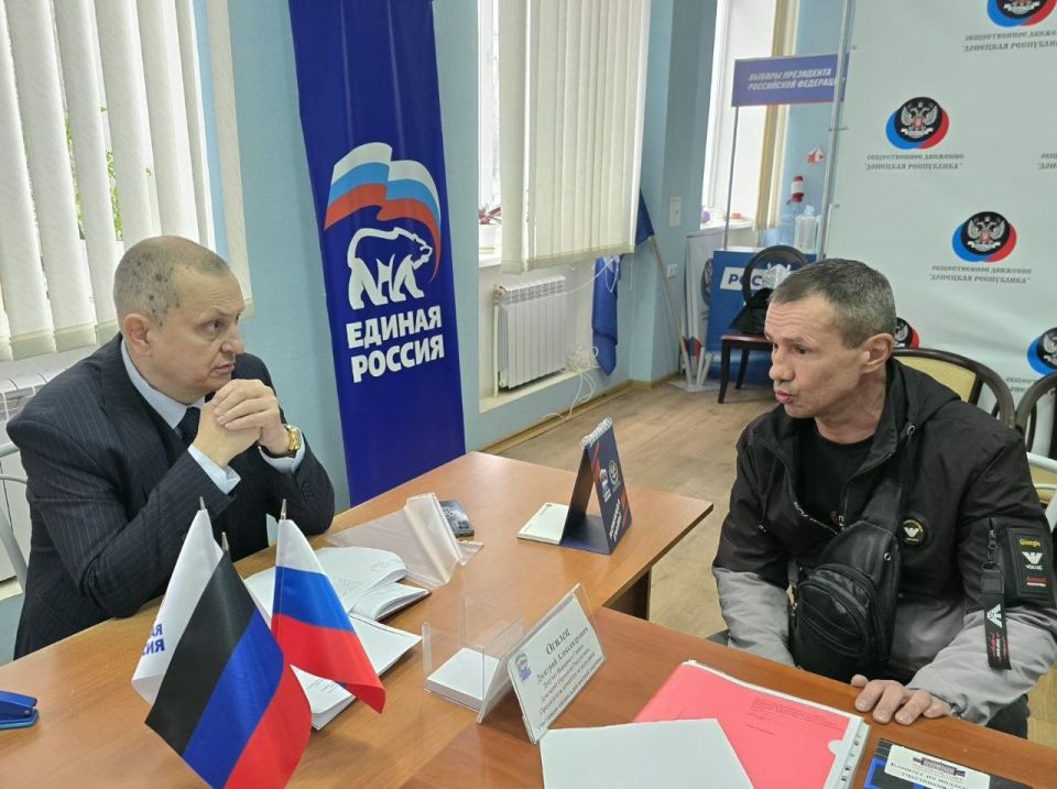 Дмитрий Огилец: Сегодня провёл приём граждан в общественной приёмной «Единой России» на своём округе, городе Харцызске Дмитрий Огилец: Сегодня провёл приём граждан в общественной приёмной «Единой России» на своём округе, городе Харцызске
