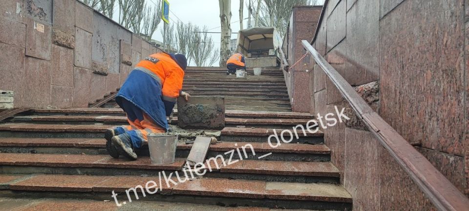 Сотрудники муниципального предприятия «Дорожное ремонтно-строительное управление» продолжают ремонтные работы во всех районах Донецка Сотрудники муниципального предприятия «Дорожное ремонтно-строительное управление» продолжают ремонтные работы во всех районах Донецка