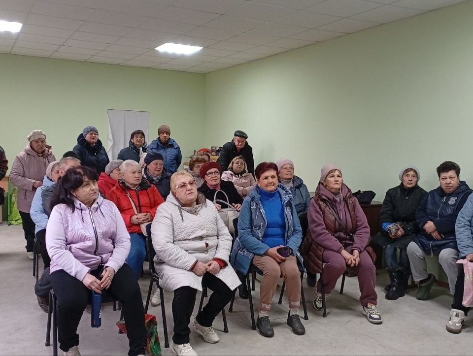 Александр Пеняев: Очередной сход в поселке Красный Партизан провел вместе с депутатом Народного Совета ДНР Сергеем Дмитриевым и председателем Ясиноватского муниципального совета Анной Бондарь Александр Пеняев: Очередной сход в поселке Красный Партизан провел вместе с депутатом Народного Совета ДНР Сергеем Дмитриевым и председателем Ясиноватского муниципального совета Анной Бондарь