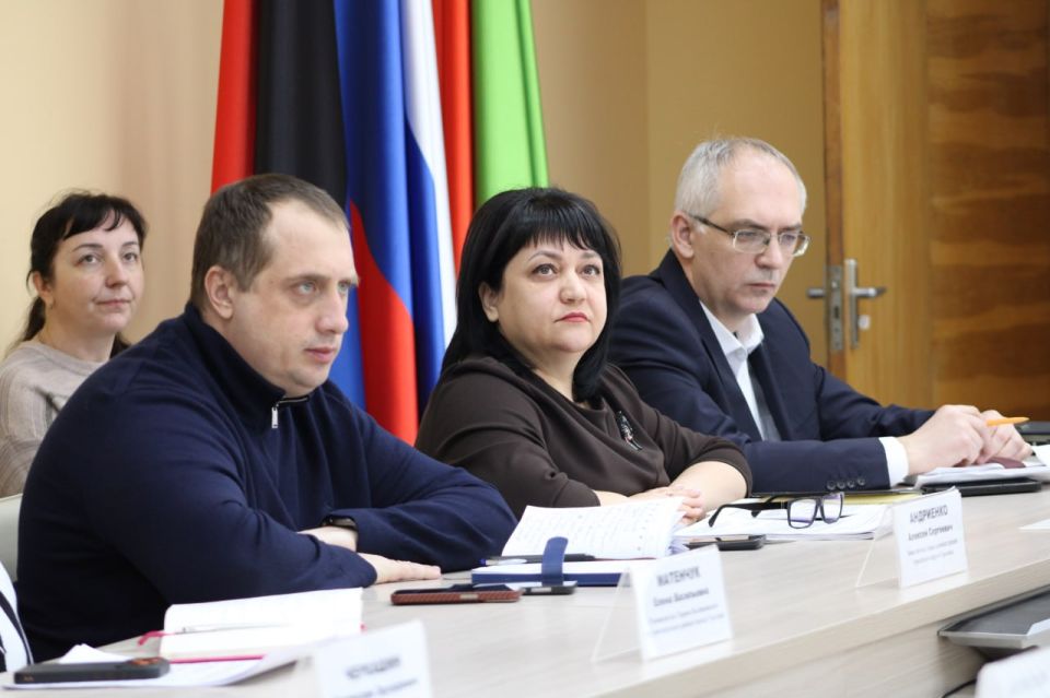 Иван Приходько: Сегодня провел аппаратное совещание администрации городского округа Горловка Донецкой Народной Республики, в котором приняли участие руководители структурных подразделений администрации, представители силовых... Иван Приходько: Сегодня провел аппаратное совещание администрации городского округа Горловка Донецкой Народной Республики, в котором приняли участие руководители структурных подразделений администрации, представители силовых...