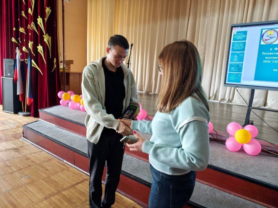 Представители Донецкого института железнодорожного транспорта посетили городской округ Снежное с важной миссией — помочь будущим абитуриентам сделать осознанный выбор профессии Представители Донецкого института железнодорожного транспорта посетили городской округ Снежное с важной миссией — помочь будущим абитуриентам сделать осознанный выбор профессии