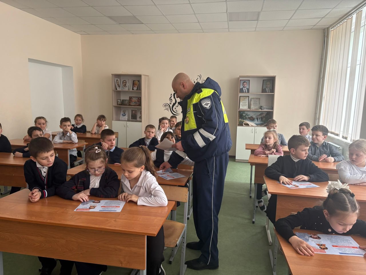 В школах Снежного провели профилактические и профориентационные встречи В школах Снежного провели профилактические и профориентационные встречи
