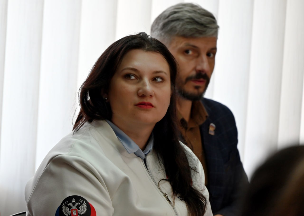 Иван Адамец: В Куйбышевском районе Донецка прошло собрание секретарей первичных отделений Единой России при участии депутата Народного Совета ДНР Анны Кондрыкинской и заместителя руководителя регионального исполнительного... Иван Адамец: В Куйбышевском районе Донецка прошло собрание секретарей первичных отделений Единой России при участии депутата Народного Совета ДНР Анны Кондрыкинской и заместителя руководителя регионального исполнительного...