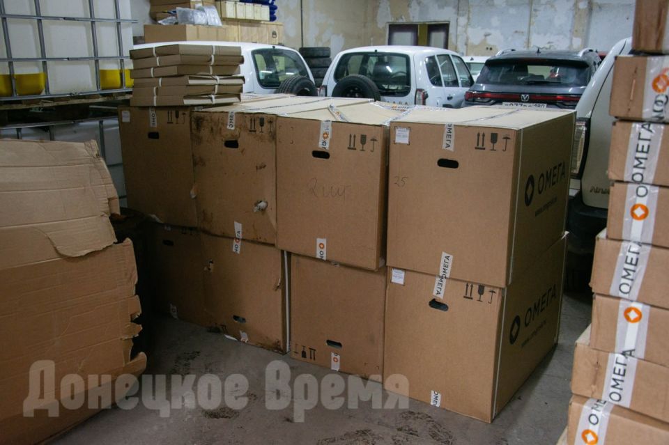 Для класса слабослышащих: Донецкий технологический колледж получил новую мебель из Новосибирска Для класса слабослышащих: Донецкий технологический колледж получил новую мебель из Новосибирска