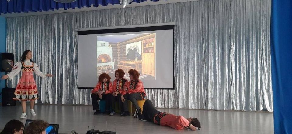Коллектив школьного театра "Мельпомена" ГБОУ Светлодарская школа №11" принял участие в городском фестивале школьных театров «Театральная мозаика», который посвящён Году единства народов России Коллектив школьного театра "Мельпомена" ГБОУ Светлодарская школа №11" принял участие в городском фестивале школьных театров «Театральная мозаика», который посвящён Году единства народов России