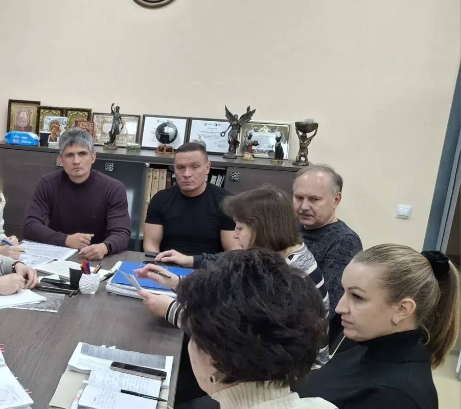 25 марта 2026 года депутаты Ясиноватского муниципального совета от фракции «Единая Россия» - Анна Бондарь , Наталья Филиппова, Владислав Мурай и Виталий Кухта провели встречи с жителями округа, обсудив предстоящие выборы в... 25 марта 2026 года депутаты Ясиноватского муниципального совета от фракции «Единая Россия» - Анна Бондарь , Наталья Филиппова, Владислав Мурай и Виталий Кухта провели встречи с жителями округа, обсудив предстоящие выборы в...