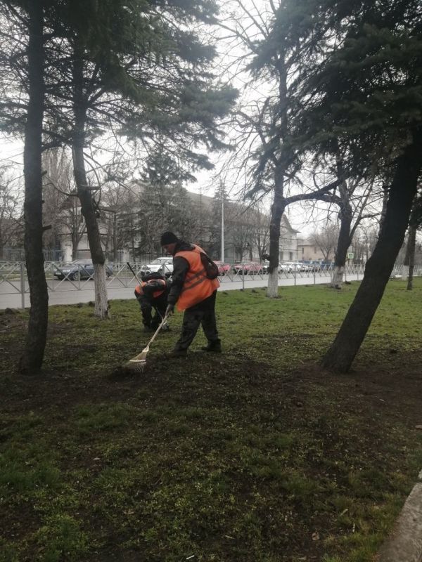 Коммунальщики Снежного продолжают благоустраивать территории общего пользования Коммунальщики Снежного продолжают благоустраивать территории общего пользования