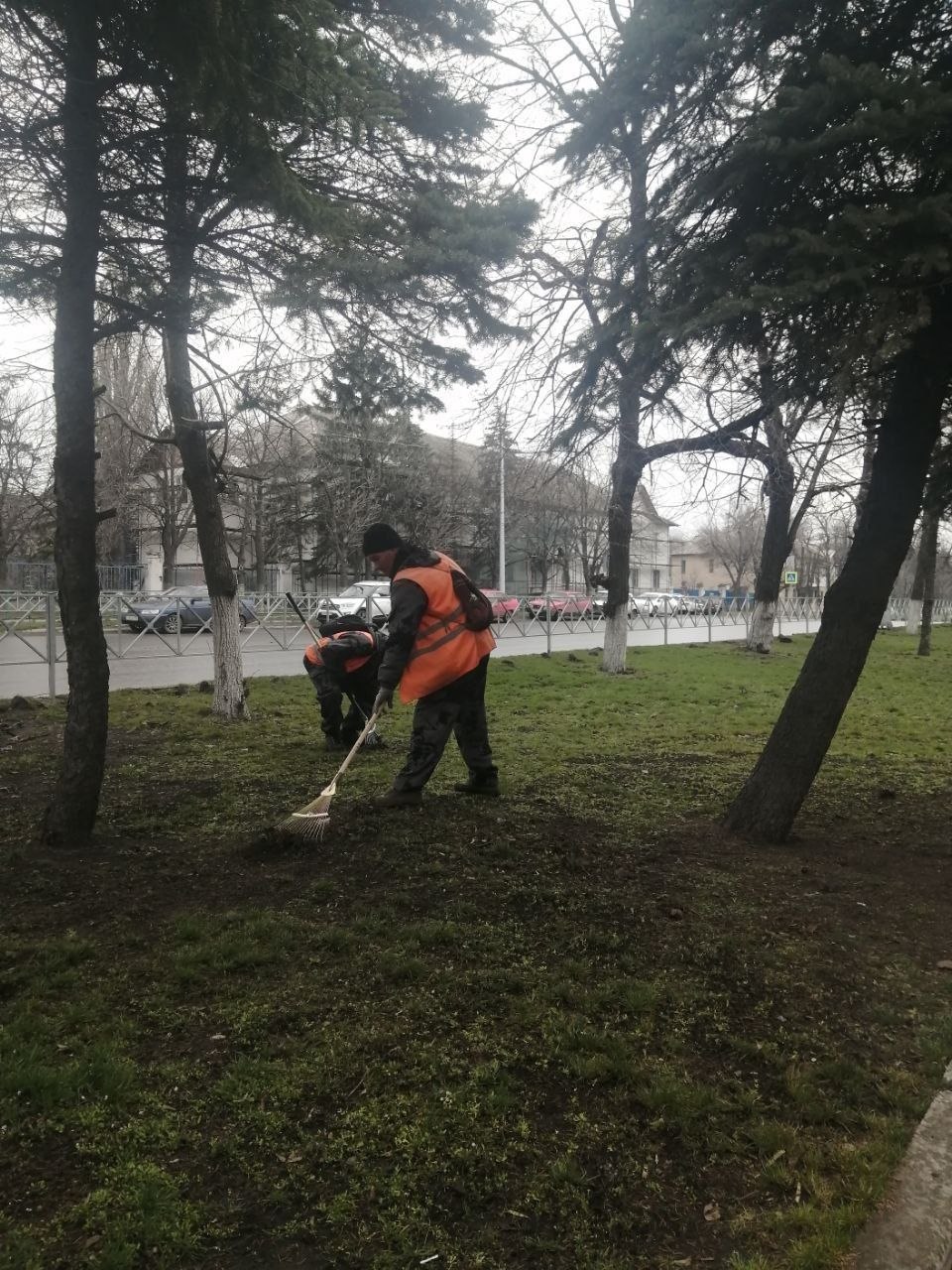 Коммунальщики Снежного продолжают благоустраивать территории общего пользования Коммунальщики Снежного продолжают благоустраивать территории общего пользования