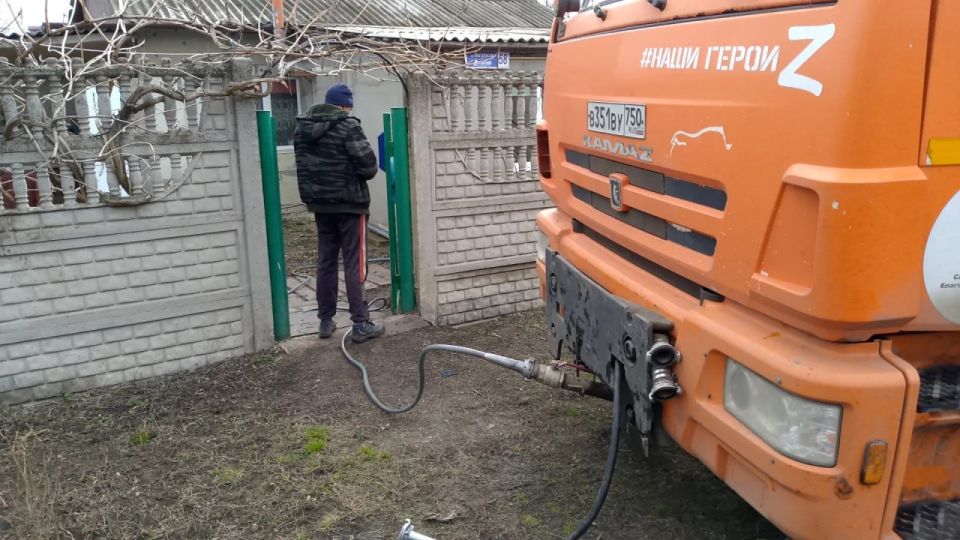 В Кировском внутригородском районе при поддержке региона-шефа Московская область продолжается подвоз воды для жителей домов, в которые в установленный графиком день не поступила вода В Кировском внутригородском районе при поддержке региона-шефа Московская область продолжается подвоз воды для жителей домов, в которые в установленный графиком день не поступила вода