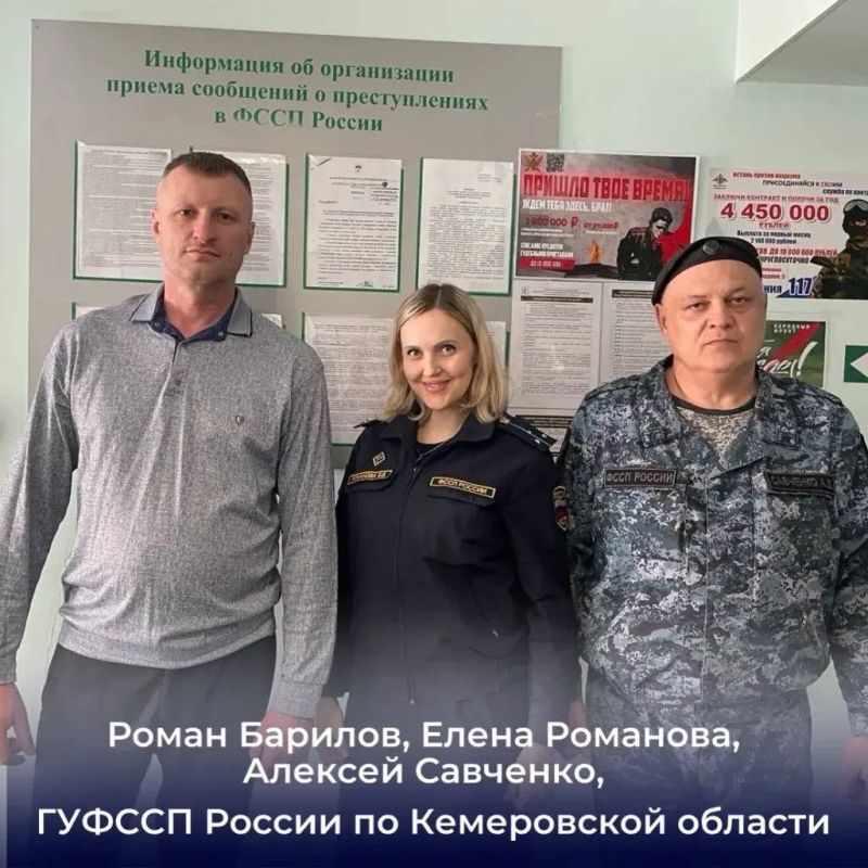 Сотрудник ГУФССП России по Донецкой Народной Республике Игорь Белоножко спас девушку из автомобиля после ДТП: он вытащил пострадавшую из машины, из-под капота которой уже шёл дым, оказал первую помощь, вызвал медиков и... Сотрудник ГУФССП России по Донецкой Народной Республике Игорь Белоножко спас девушку из автомобиля после ДТП: он вытащил пострадавшую из машины, из-под капота которой уже шёл дым, оказал первую помощь, вызвал медиков и...