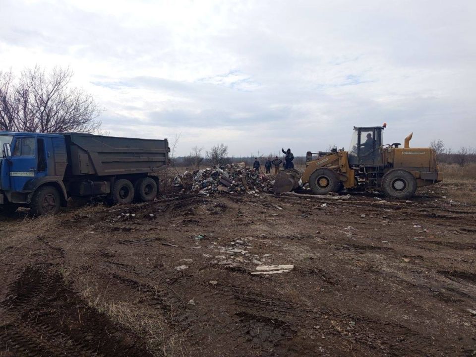 На прямую линию Президента РФ В.В. Путина обратился житель городского округа Иловайск с просьбой обратить внимание и решить вопрос несанкционированной свалки на Донецкой стороне города по ул. Ломоносова На прямую линию Президента РФ В.В. Путина обратился житель городского округа Иловайск с просьбой обратить внимание и решить вопрос несанкционированной свалки на Донецкой стороне города по ул. Ломоносова