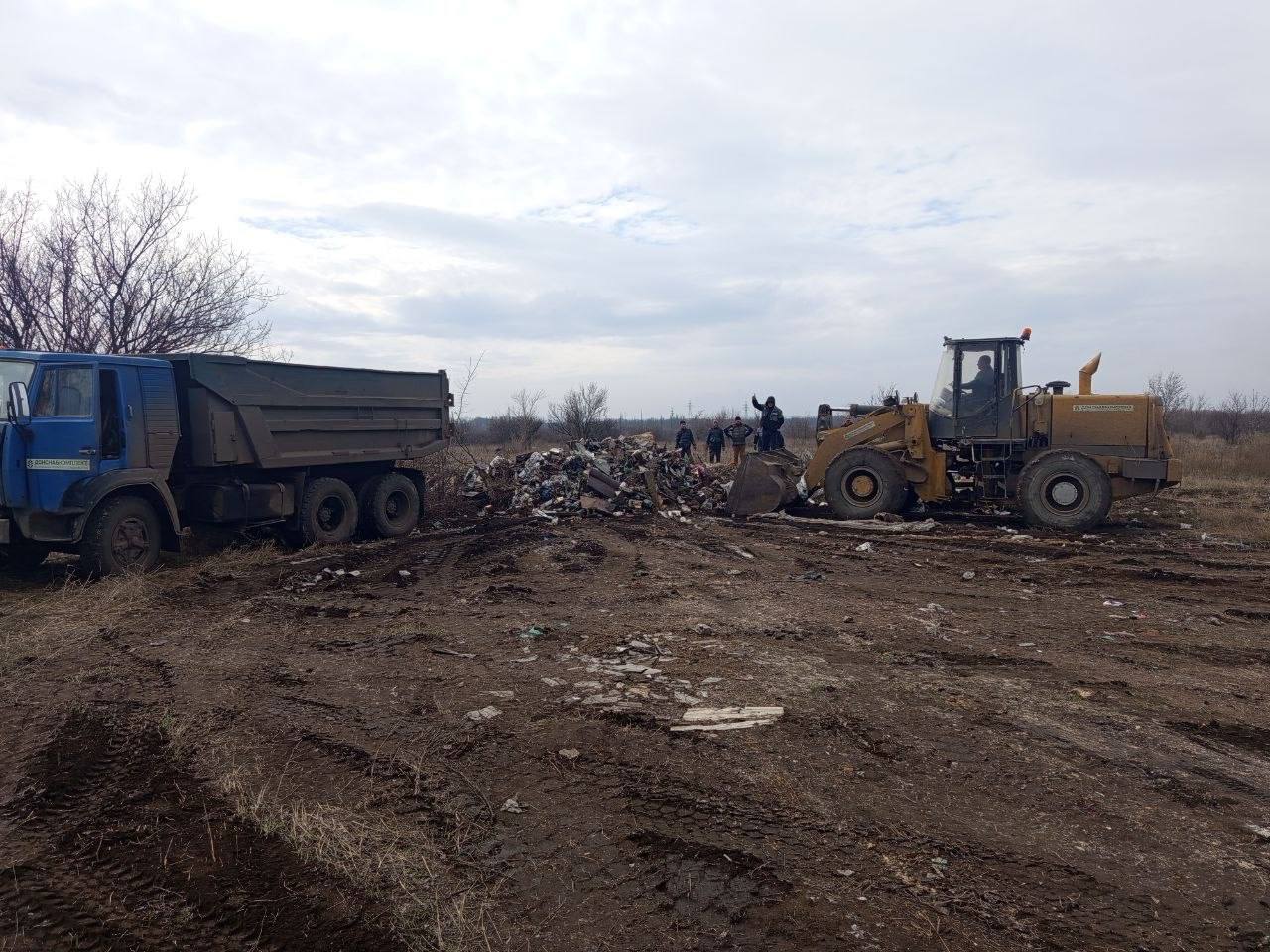 На прямую линию Президента РФ В.В. Путина обратился житель городского округа Иловайск с просьбой обратить внимание и решить вопрос несанкционированной свалки на Донецкой стороне города по ул. Ломоносова На прямую линию Президента РФ В.В. Путина обратился житель городского округа Иловайск с просьбой обратить внимание и решить вопрос несанкционированной свалки на Донецкой стороне города по ул. Ломоносова