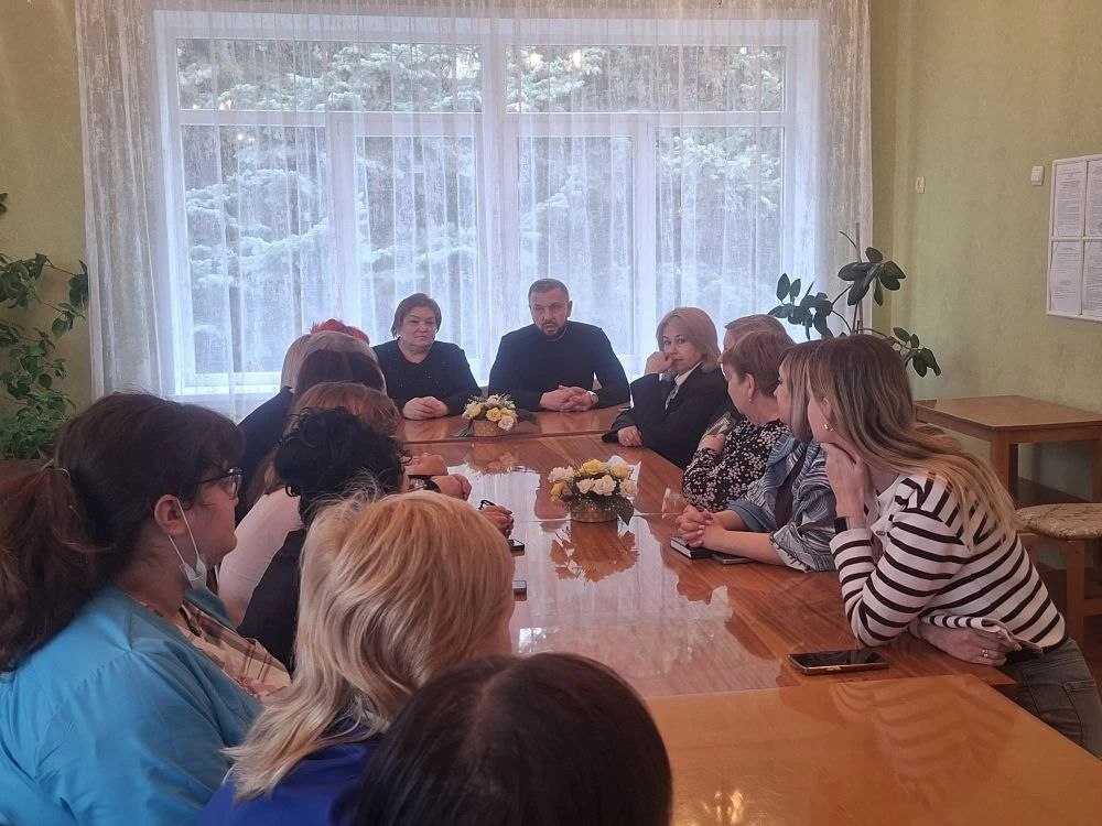 24 марта, по поручению Главы Республики Дениса Пушилина, спикер-активист Алексей Боршош и депутат Народного Совета Наталья Бурцева провели встречу с трудовым коллективом Государственного казенного дошкольного... 24 марта, по поручению Главы Республики Дениса Пушилина, спикер-активист Алексей Боршош и депутат Народного Совета Наталья Бурцева провели встречу с трудовым коллективом Государственного казенного дошкольного...