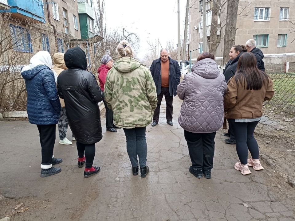 Игорь Мартынов: Встреча с населением. 25 марта заместитель главы администрации муниципального образования городского округа Енакиево Сергей Божик провел выездную встречу с жителями по адресу: г. Юнокоммунаровск, ул.... Игорь Мартынов: Встреча с населением. 25 марта заместитель главы администрации муниципального образования городского округа Енакиево Сергей Божик провел выездную встречу с жителями по адресу: г. Юнокоммунаровск, ул....
