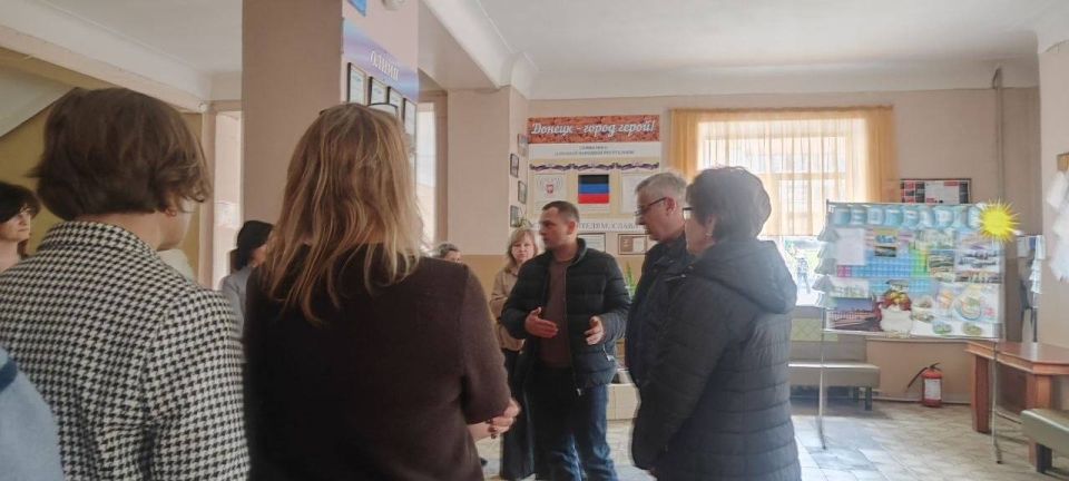 Сегодня 25 марта первый заместитель руководителя Управы Ворошиловского внутригородского района Евтеев Андрей совместно с депутатом Донецкого городского Совета Ткаченко Сергеем провели встречу с населением Сегодня 25 марта первый заместитель руководителя Управы Ворошиловского внутригородского района Евтеев Андрей совместно с депутатом Донецкого городского Совета Ткаченко Сергеем провели встречу с населением
